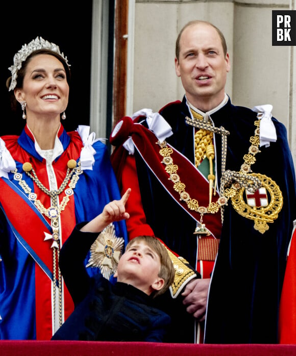 La famille royale britannique salue la foule sur le balcon du palais de Buckingham lors de la cérémonie de couronnement du roi d'Angleterre à Londres Le prince William, prince de Galles, et Catherine (Kate) Middleton, princesse de Galles, Le prince Louis de Galles 