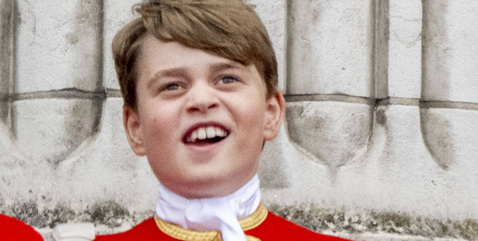 La famille royale britannique salue la foule sur le balcon du palais de Buckingham lors de la cérémonie de couronnement du roi d&#039;Angleterre à Londres Le prince George de Galles   