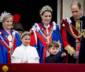 La famille royale britannique salue la foule sur le balcon du palais de Buckingham lors de la cérémonie de couronnement du roi d'Angleterre à Londres Sophie Rhys-Jones, comtesse de Wessex, Le prince William, prince de Galles, et Catherine (Kate) Middleton, princesse de Galles, La princesse Charlotte de Galles, Le prince Louis de Galles