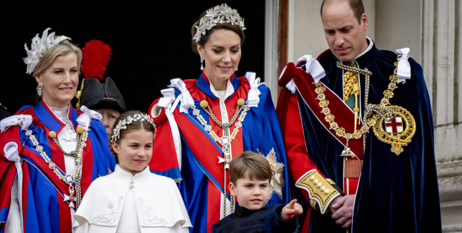 La famille royale britannique salue la foule sur le balcon du palais de Buckingham lors de la cérémonie de couronnement du roi d&#039;Angleterre à Londres Sophie Rhys-Jones, comtesse de Wessex, Le prince William, prince de Galles, et Catherine (Kate) Middleton, princesse de Galles, La princesse Charlotte de Galles, Le prince Louis de Galles