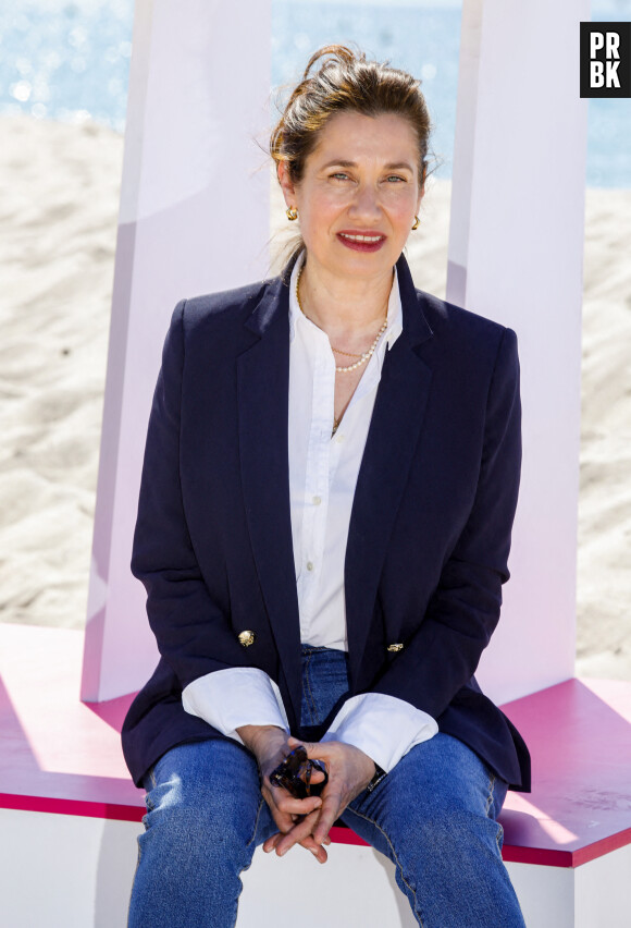Emmanuelle Devos au photocall de la série "B.R.I." pour CanneSeries Saison 6 sur la plage du Mariott à Cannes, France, le 18 avril 2023. © Denis Guignebourg/BestImage  "The Brigade" photocall during the 6th Canneseries International Festival : Day Five on April 18, 2023 in Cannes, France.