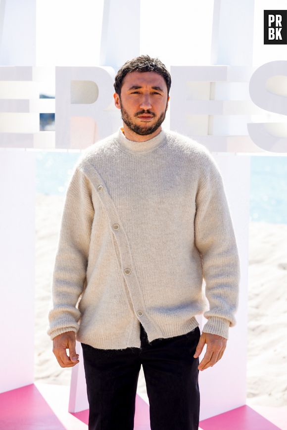 Sofian Khammes au photocall de la série "B.R.I." pour CanneSeries Saison 6 sur la plage du Mariott à Cannes, France, le 18 avril 2023. © Denis Guignebourg/BestImage  "The Brigade" photocall during the 6th Canneseries International Festival : Day Five on April 18, 2023 in Cannes, France.