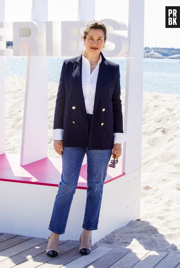 Emmanuelle Devos au photocall de la série "B.R.I." pour CanneSeries Saison 6 sur la plage du Mariott à Cannes, France, le 18 avril 2023. © Denis Guignebourg/BestImage  "The Brigade" photocall during the 6th Canneseries International Festival : Day Five on April 18, 2023 in Cannes, France.