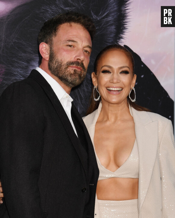 Ben Affleck et sa femme Jennifer Lopez au photocall de la première du film "The Mother" au Westwood Regency Village Theater à Los Angeles, Californie, Etats-Unis, lle 10 mai 2023.