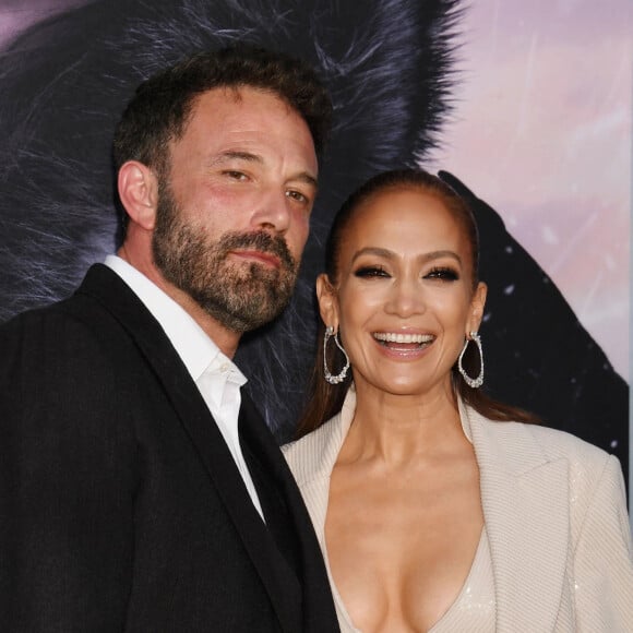 Ben Affleck et sa femme Jennifer Lopez au photocall de la première du film "The Mother" au Westwood Regency Village Theater à Los Angeles, Californie, Etats-Unis, lle 10 mai 2023.