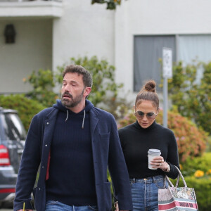Exclusif - Ben Affleck et Jennifer Lopez se coordonnent en denim lors d'une balade main dans la main à Los Angeles, Californie, Etats-Unis, le 8 mai 2023.