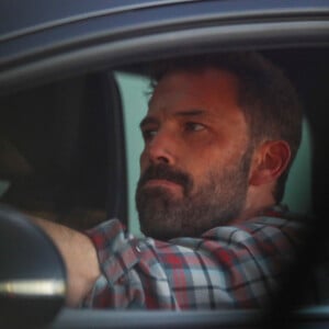 Exclusif - Ben Affleck téléphone au volant de sa Mercedes AMG Eqs toutes options, d'une valeur de 180.000 dollars, à Los Angeles, le 7 mai 2023.