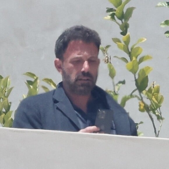 Exclusif - Ben Affleck cherche du réseau pour son téléphone portable autour de la propriété de Beverly Hills, aux côtés de sa femme Jennifer Affleck (Lopez) et ses enfants.