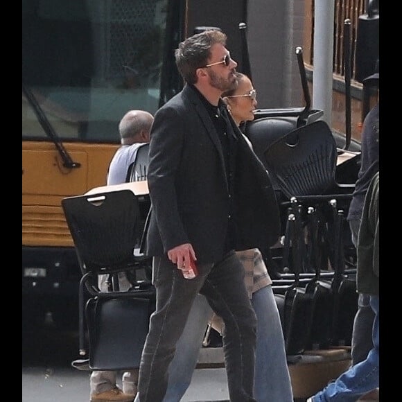 Exclusif - Ben Affleck et Jennifer Lopez accompagnent main dans la main Emme (fille de J. Lo) pour un concert à son école à Beverly Hills, États-Unis le 29 Avril 2023.