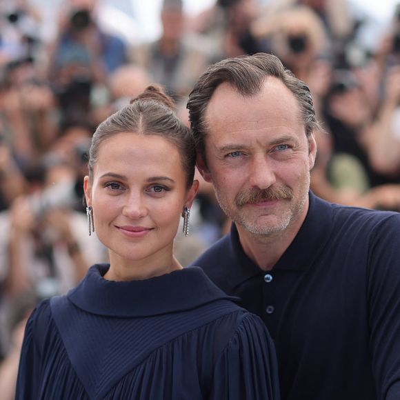 Jude Law et Alicia Vikander au photocall de "Firebrand (le jeu de la reine)" lors du 76ème Festival International du Film de Cannes, le 22 mai 2023. © Moreau/Jacovides/Bestimage