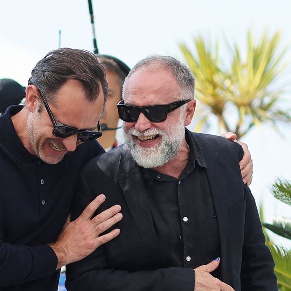 Jude Law et Karim Ainouz au photocall de "Firebrand (le jeu de la reine)" lors du 76ème Festival International du Film de Cannes, le 22 mai 2023. © Moreau/Jacovides/Bestimage