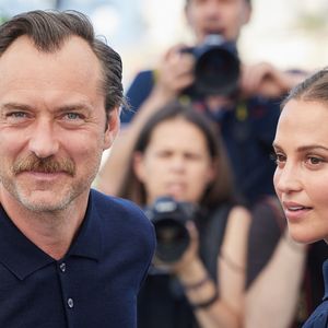 Jude Law et Alicia Vikander au photocall de "Firebrand (le jeu de la reine)" lors du 76ème Festival International du Film de Cannes, le 22 mai 2023. © Moreau/Jacovides/Bestimage