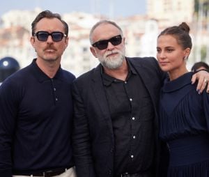 Jude Law, Karim Ainouz et Alicia Vikander au photocall de "Firebrand (le jeu de la reine)" lors du 76ème Festival International du Film de Cannes, le 22 mai 2023. © Moreau/Jacovides/Bestimage
