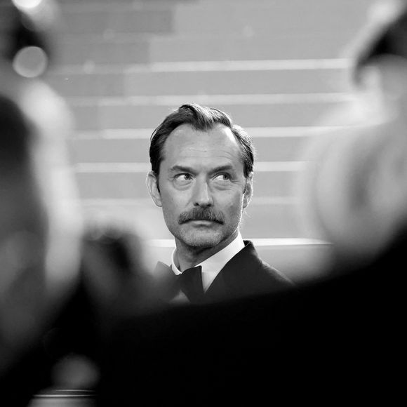 Jude Law - Montée des marches du film « Acide » lors du 76ème Festival International du Film de Cannes, au Palais des Festivals à Cannes. Le 21 mai 2023 © Jacovides-Moreau / Bestimage