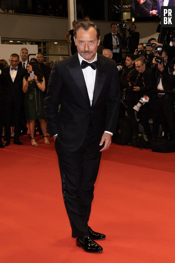 Jude Law - Montée des marches du film « Acide » lors du 76ème Festival International du Film de Cannes, au Palais des Festivals à Cannes. Le 21 mai 2023 © Jacovides-Moreau / Bestimage