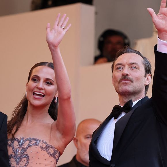 Alicia Vikander, Jude Law - Montée des marches du film « Firebrand (Le jeu de la reine) » lors du 76ème Festival International du Film de Cannes, au Palais des Festivals à Cannes. Le 21 mai 2023 © Jacovides-Moreau / Bestimage