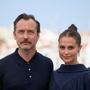 Jude Law et Alicia Vikander au photocall de "Firebrand (le jeu de la reine)" lors du 76ème Festival International du Film de Cannes, le 22 mai 2023. © Moreau/Jacovides/Bestimage