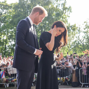 Le prince Harry, duc de Sussex et Meghan Markle, duchesse de Sussex à la rencontre de la foule devant le château de Windsor, suite au décès de la reine Elisabeth II d'Angleterre. Le 10 septembre 2022 