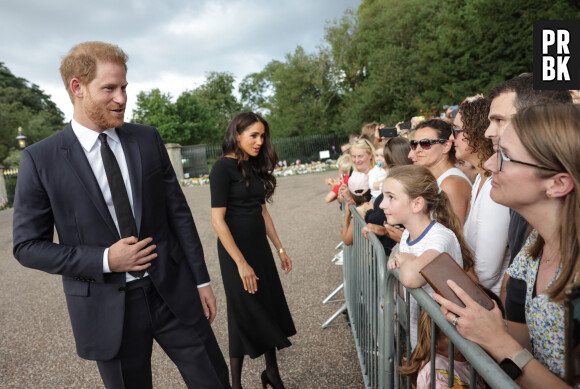 Le prince Harry, duc de Sussex et Meghan Markle, duchesse de Sussex à la rencontre de la foule devant le château de Windsor, suite au décès de la reine Elisabeth II d'Angleterre. Le 10 septembre 2022