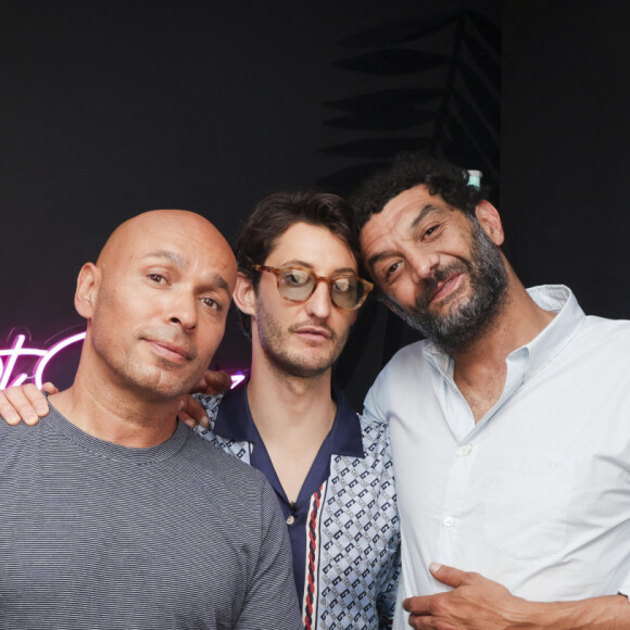 Exclusif - Eric Judor et Ramzy Bedia (jurés du TikTok Short Film Festival) reçoivent Pierre Niney sur leur TikTok @ericetramzy en marge du 76ème Festival International du Film de Cannes, France, le 22 mai 2023. © Jack Tribeca/Bestimage