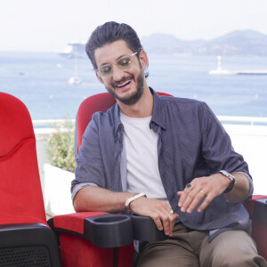 Exclusif - Pierre Niney - Interview de Pierre Niney par A.Trapenard pour Brut, lors du 75ème Festival International du Film de Cannes, France, le 27 mai 2022. © Jack Tribeca/Bestimage