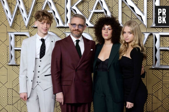 Joe Freeman, Rachel Mariam, Martin Freeman et Grace Freeman lors du photocall de la première du film Wakanda Forever à Londres le 3 novembre 2022.