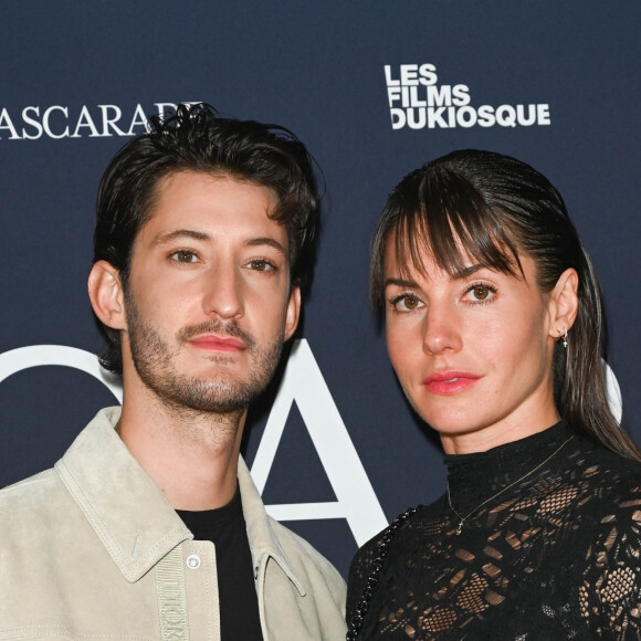 Pierre Niney et sa femme Natasha Andrews - Avant-première du film "Mascarade" au cinéma Pathé Wepler à Paris. Le 20 octobre 2022 © Coadic Guirec / Bestimage