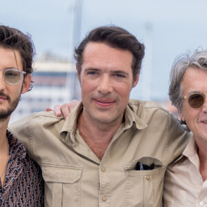 Pierre Niney, le réalisateur Nicolas Bedos et François Cluzet au photocall de "Mascarade" lors du 75ème Festival International du Film de Cannes, le 28 mai 2022. © Olivier Borde / Bestimage 