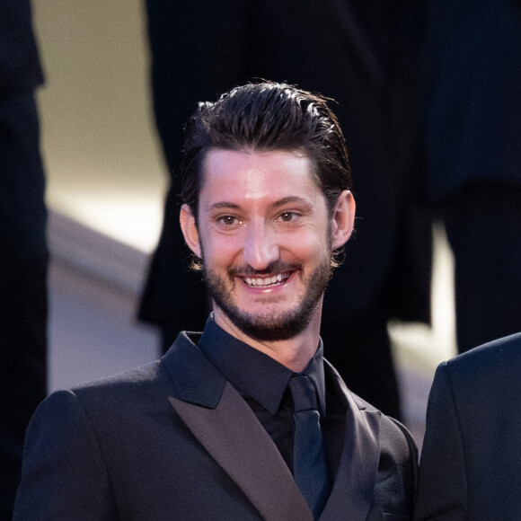 Pierre Niney - Montée des marches du film « Mascarade » lors du 75ème Festival International du Film de Cannes. Le 27 mai 2022 © Olivier Borde / Bestimage