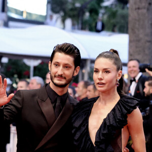 Pierre Niney et sa femme Natasha Andrews - Montée des marches du film « Mascarade » lors du 75ème Festival International du Film de Cannes. Le 27 mai 2022 © Dominique Jacovides / Bestimage 