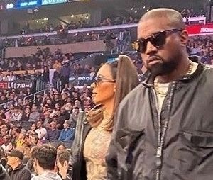 Ils avaient tout pour eux : l'influence, l'argent et le succès.
Kanye West et sa femme Kim Kardashian assistent au match de NBA de basketball opposant les Lakers de Los Angeles aux Cavaliers de Cleveland au Staples Center à Los Angeles, Californie, Etats-Unis, le 13 janvier 2020. Les Lakers ont gagnés 128-99.