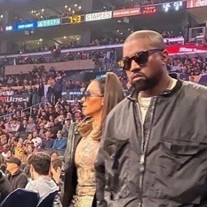 Ils avaient tout pour eux : l'influence, l'argent et le succès.
Kanye West et sa femme Kim Kardashian assistent au match de NBA de basketball opposant les Lakers de Los Angeles aux Cavaliers de Cleveland au Staples Center à Los Angeles, Californie, Etats-Unis, le 13 janvier 2020. Les Lakers ont gagnés 128-99.