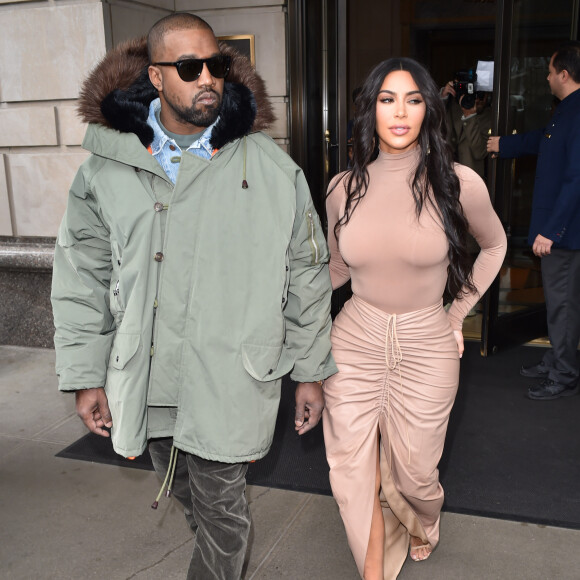 Ils ont quatre enfants ensemble.
Kim Kardashian et son mari Kanye West à la sortie de leur hôtel à New York le 5 février 2020.