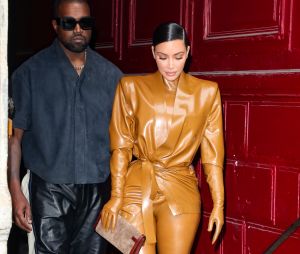 Kanye West et sa femme Kim Kardashian à la sortie du Théâtre des Bouffes du Nord après le "Sunday Service" à Paris, le 1er mars 2020.