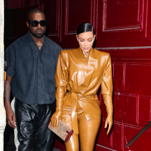 Kanye West et sa femme Kim Kardashian à la sortie du Théâtre des Bouffes du Nord après le "Sunday Service" à Paris, le 1er mars 2020.