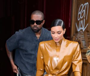 Kanye West et sa femme Kim Kardashian à la sortie du Théâtre des Bouffes du Nord après le "Sunday Service" à Paris, le 1er mars 2020.