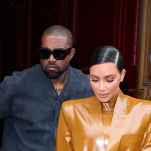 Kanye West et sa femme Kim Kardashian à la sortie du Théâtre des Bouffes du Nord après le "Sunday Service" à Paris, le 1er mars 2020.