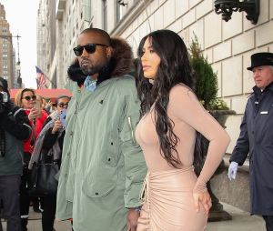 De quoi étayer la théorie selon laquelle Kanye West bascule du mauvais côté depuis quelques temps.
Kim Kardashian et son mari Kanye West se baladent ensemble à New York le 5 février 2020.
