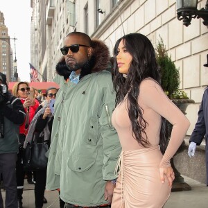 De quoi étayer la théorie selon laquelle Kanye West bascule du mauvais côté depuis quelques temps.
Kim Kardashian et son mari Kanye West se baladent ensemble à New York le 5 février 2020.