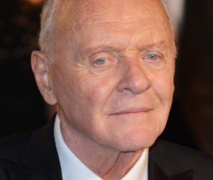 Anthony Hopkins au photocall de la soirée "Vanity Fair" lors de la 94ème édition de la cérémonie des Oscars au Wallis Annenberg Center for the Performing Arts dans le quartier de Beverly Hills, à Los Angeles, Californie, Etats-Unis, le 27 mars 2022.