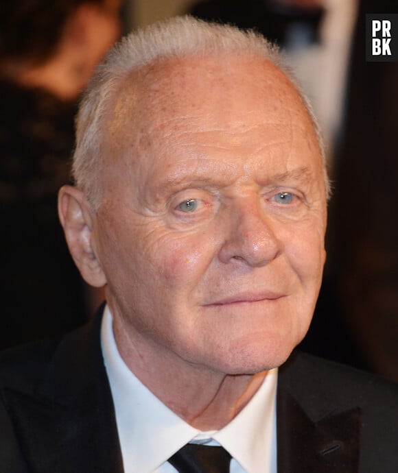 Anthony Hopkins au photocall de la soirée "Vanity Fair" lors de la 94ème édition de la cérémonie des Oscars au Wallis Annenberg Center for the Performing Arts dans le quartier de Beverly Hills, à Los Angeles, Californie, Etats-Unis, le 27 mars 2022.