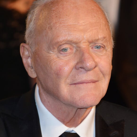 Anthony Hopkins au photocall de la soirée "Vanity Fair" lors de la 94ème édition de la cérémonie des Oscars au Wallis Annenberg Center for the Performing Arts dans le quartier de Beverly Hills, à Los Angeles, Californie, Etats-Unis, le 27 mars 2022.