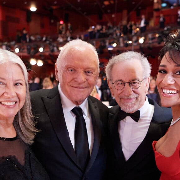 Stella Arroyave, Anthony Hopkins, Steven Spielberg et Ariana DeBose à la 94ème édition de la cérémonie des Oscars à Los Angeles, le 27 mars 2022.