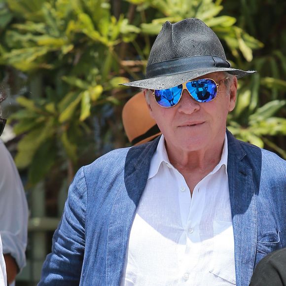 Exclusif - Anthony Hopkins sort du restaurant "Ivy At the Shore" avec des membres de sa famille le jour de la fête des pères à Santa Monica, le 21 juin 2015. 