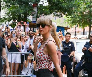 New York, NY - Taylor Swift dons black shorts and a smile as she arrives at Electric Lady Studios in New York City. Pictured: Taylor Swift 