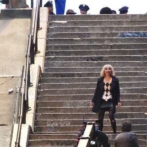 "À partir de ce moment-là, notre relation a évolué. J'ai ressenti beaucoup plus de connexion avec elle durant tout le reste du tournage. Avant, je me disais : j'ai l'impression qu'elle me déteste ou que nous nous détestons, ou qu'il se passe quelque chose de bizarre ici" 
Lady Gaga et Joaquin Phoenix tournent des scènes du film "Joker: Folie à deux" sur les marches rendues célèbres dans le premier opus à New York le 4 avril 2023. 