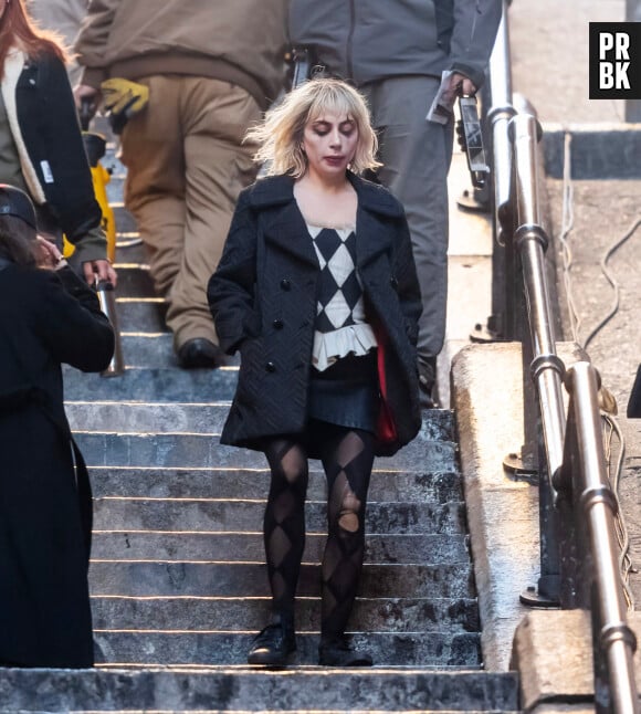 Sur le plateau de "Joker 2", Lady Gaga a de drôles d'exigences (et veut à tout prix qu'on la prenne pour Harley Quinn)
Lady Gaga et Joaquin Phoenix tournent des scènes du film "Joker: Folie à deux" sur les marches rendues célèbres dans le premier opus à New York, le 3 avril 2023. C'est sur cet escalier, à l'angle des avenue Shakespeare et Anderson que Joaquin Phoenix y avait effectué son célèbre pas de danse au coeur du Bronx, dans "Joker". 