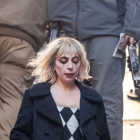 Sur le plateau de "Joker 2", Lady Gaga a de drôles d'exigences (et veut à tout prix qu'on la prenne pour Harley Quinn)
Lady Gaga et Joaquin Phoenix tournent des scènes du film "Joker: Folie à deux" sur les marches rendues célèbres dans le premier opus à New York, le 3 avril 2023. C'est sur cet escalier, à l'angle des avenue Shakespeare et Anderson que Joaquin Phoenix y avait effectué son célèbre pas de danse au coeur du Bronx, dans "Joker". 