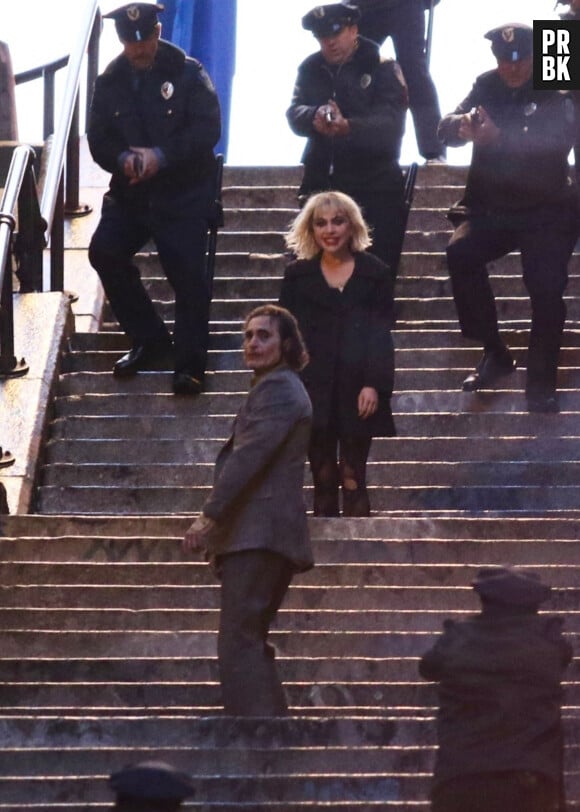 Lady Gaga et Joaquin Phoenix tournent des scènes du film "Joker: Folie à deux" sur les marches rendues célèbres dans le premier opus à New York le 3 avril 2023. 