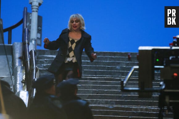 Lady Gaga et Joaquin Phoenix tournent des scènes du film "Joker: Folie à deux" sur les marches rendues célèbres dans le premier opus à New York, le 2 avril 2023. C'est sur cet escalier, à l'angle des avenue Shakespeare et Anderson que Joaquin Phoenix y avait effectué son célèbre pas de danse au coeur du Bronx, dans "Joker". 